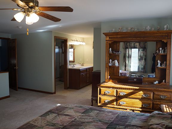 4th image of 42 Chestnut Hill Ln S