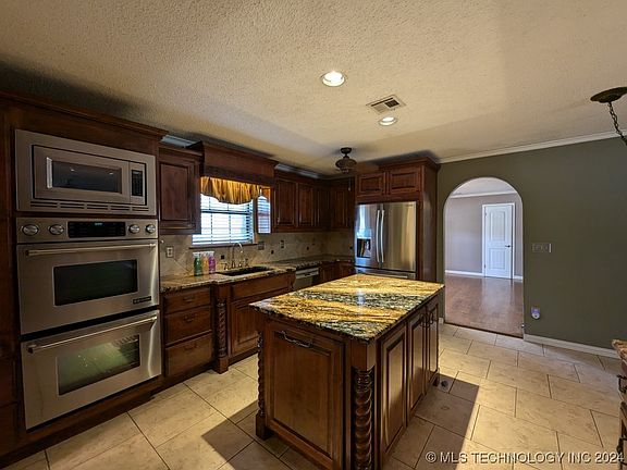 3rd image of 1600 Lindley Ln