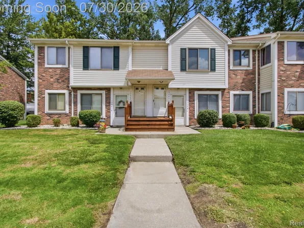 17447 Utica Oaks Ln, Roseville, MI 48066
