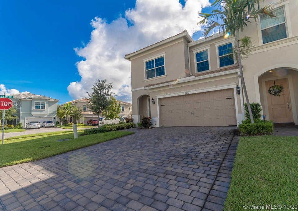 1st image of 909 Banyan Dr Unit 909