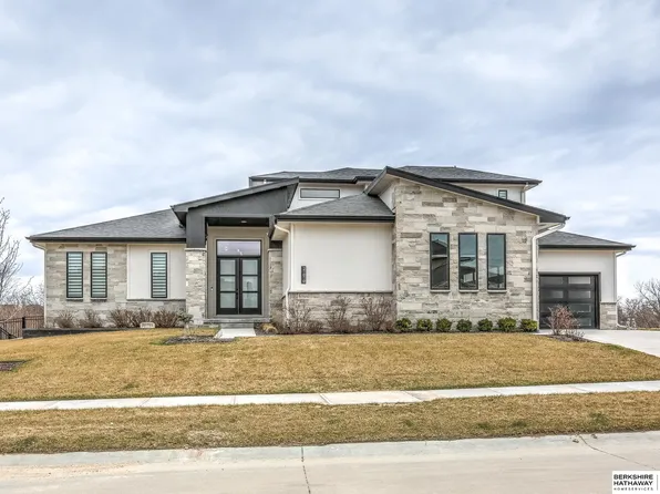 21010 C St, Elkhorn, NE 68022