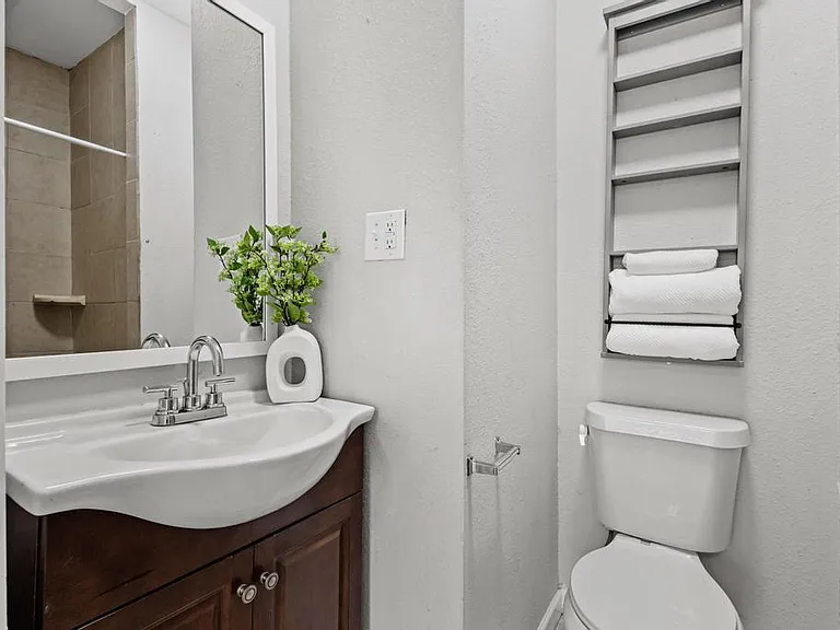 1310 W Morton St — Photo 32