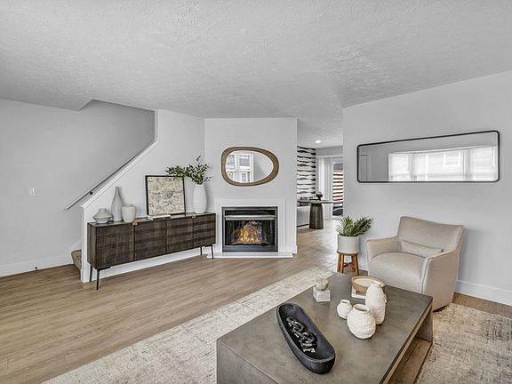 Diamond Townhome - Cozy Wood-Burning Fireplace