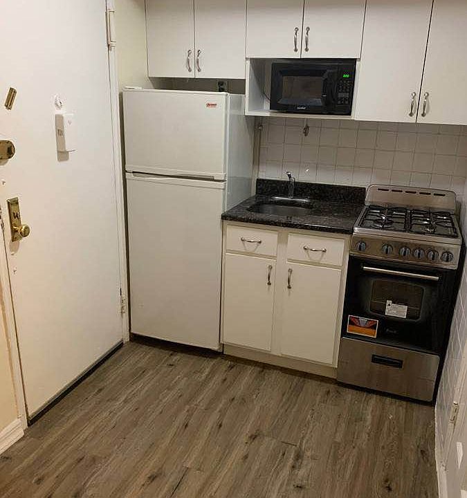 2nd image of 207 W 20th St APT 1A