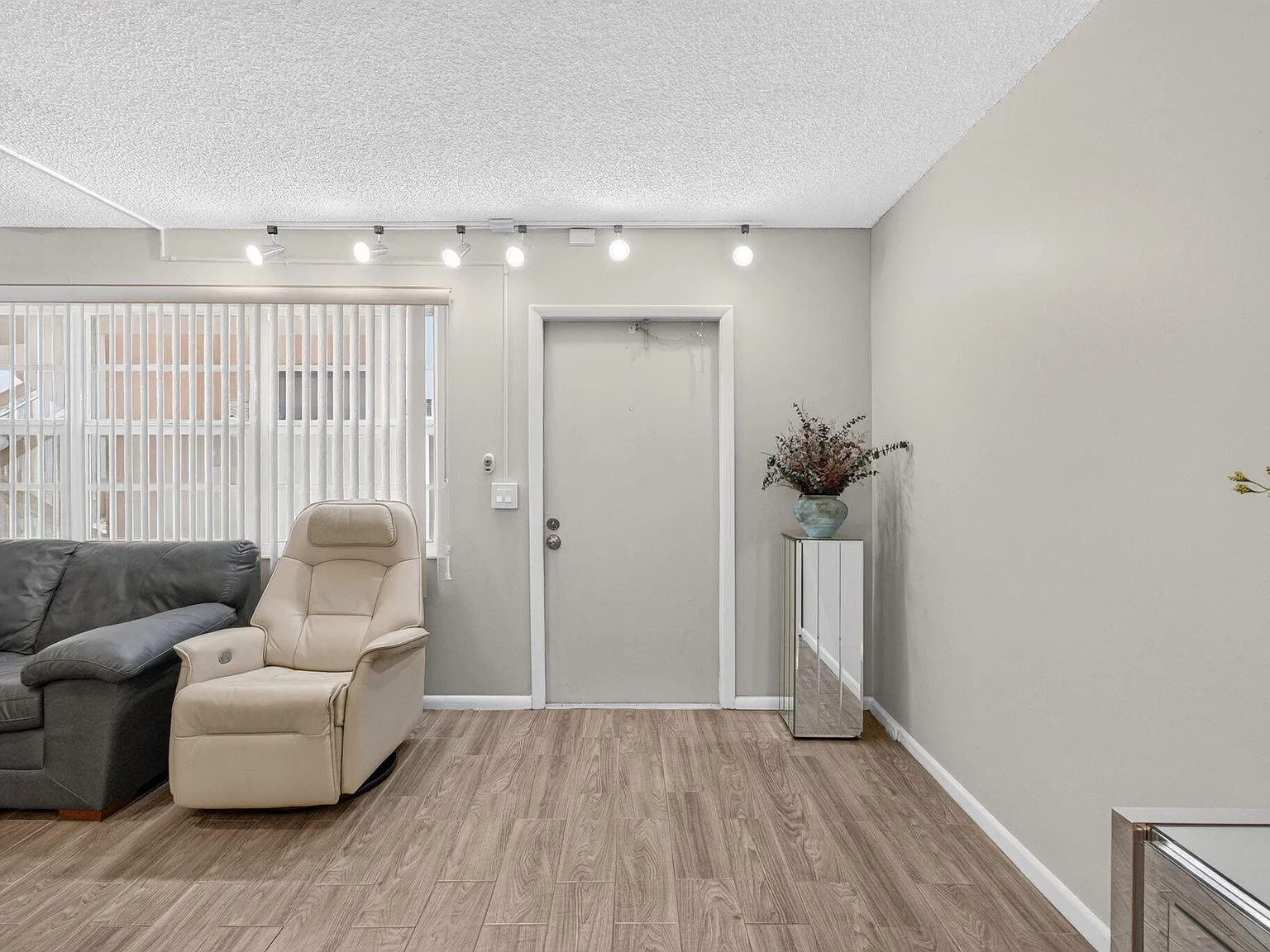 1 bed, 1.0 bath, 779 sqft, $1,550 — Photo 3