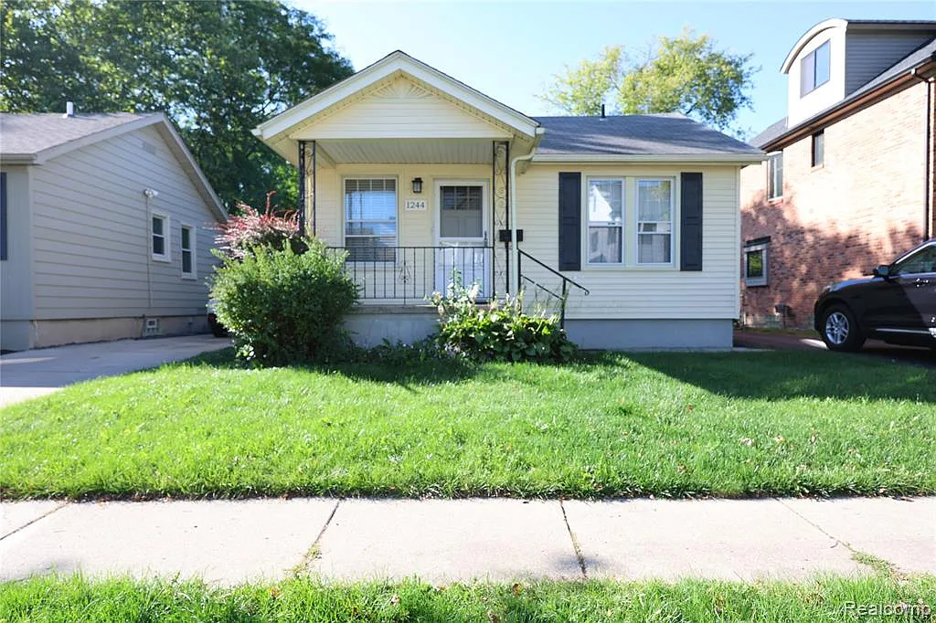 2 bed, 1.0 bath, 708 sqft, $1,800 — Photo 1