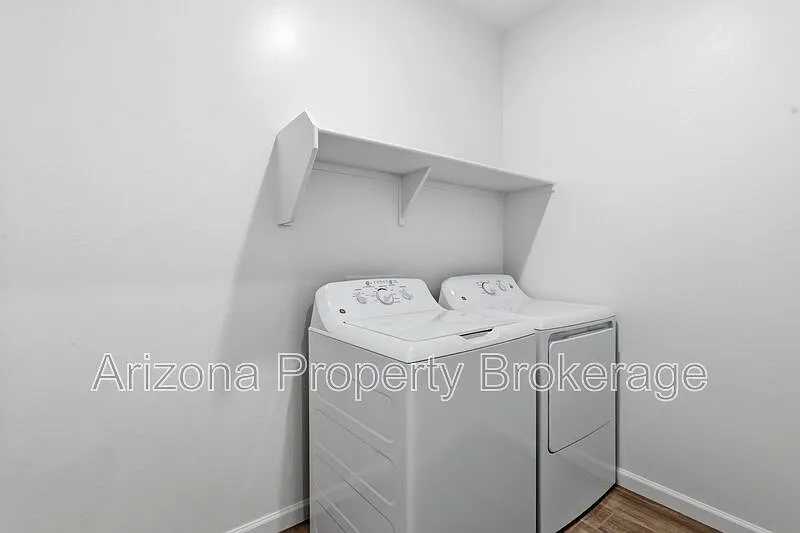 5 bed, 3.0 bath, 2071 sqft, $2,295 — Photo 4