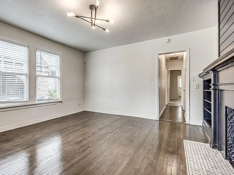 939 NE 16th St — Photo 5