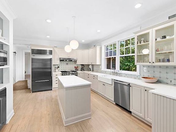 5th image of 31 Surrey Ct