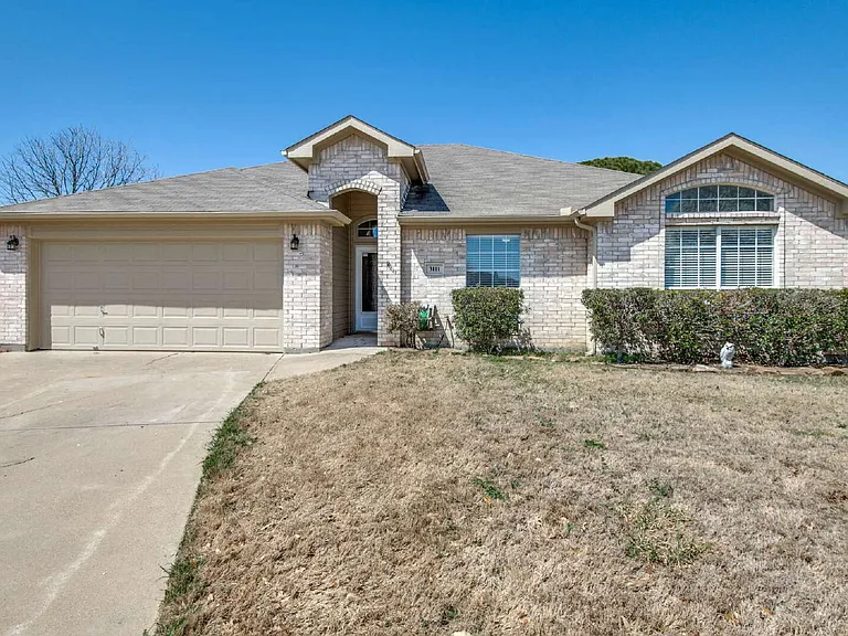 3111 Ponds Edge Trl — Photo 1