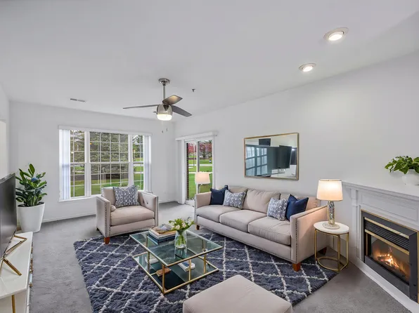 1744 Deepwood Cir, Rochester, MI 48307