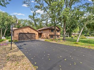 8454 Pleasant View Dr, Mounds View, MN 55112