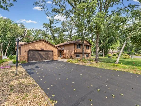 8454 Pleasant View Dr, Mounds View, MN 55112