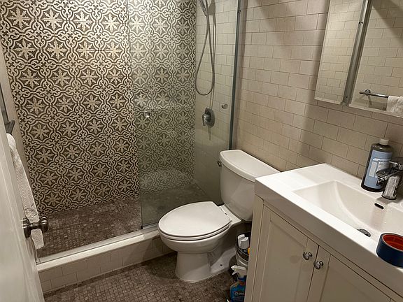 4th image of 150 W 51st St APT 1523