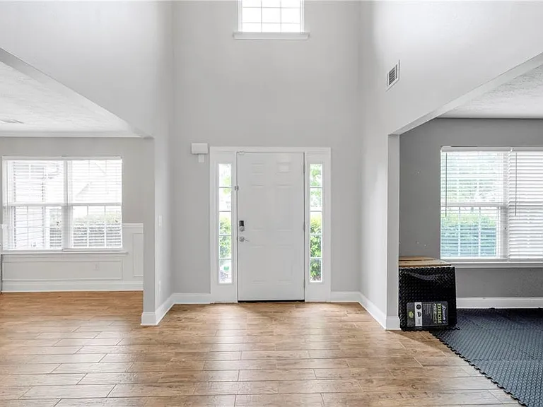 709 Roxholly Ln — Photo 4