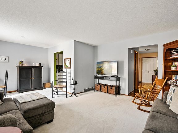5th image of 850 Tamara Dr N