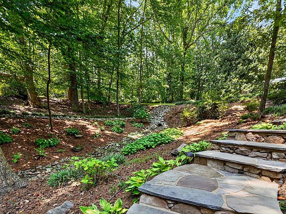 4th image of 95 Brookwood Dr