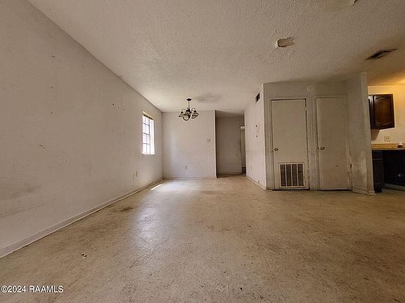 4th image of 406 Scotsdale St