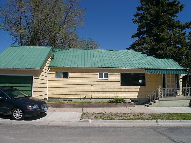 2nd image of 901 Cedar Ave