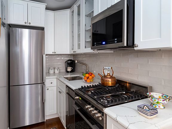 4th image of 128 W 70th St APT 3
