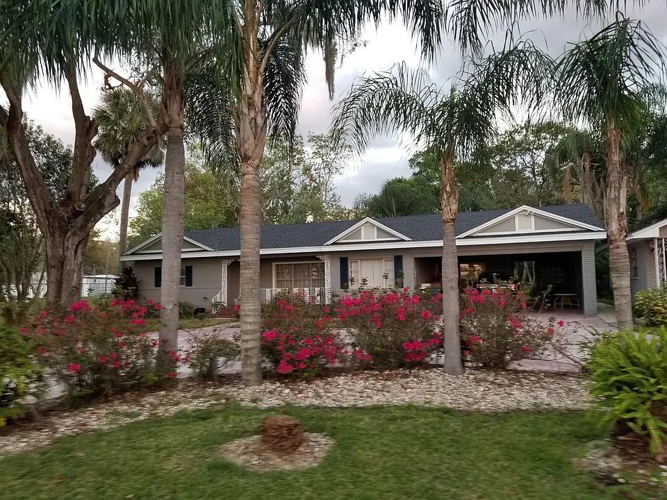 1011 E Lake Parker Dr