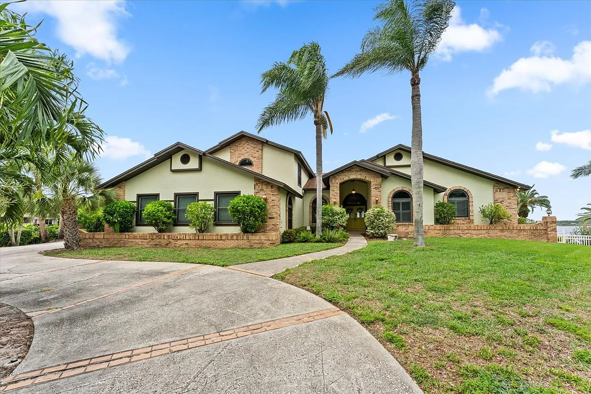 5 bed, 4.5 bath, 6490 sqft, $7,995 — Photo 4