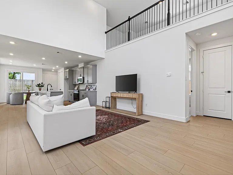 702 Sonfield Dr — Photo 10