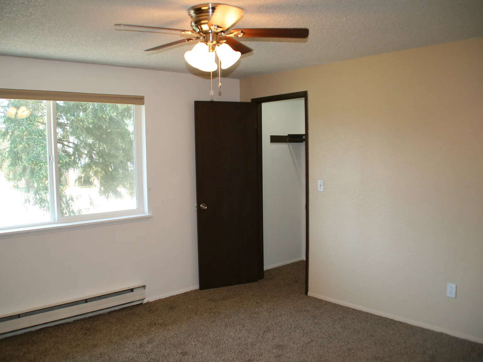 3 bed, 1.5 bath, 1500 sqft, $2,105 — Photo 3