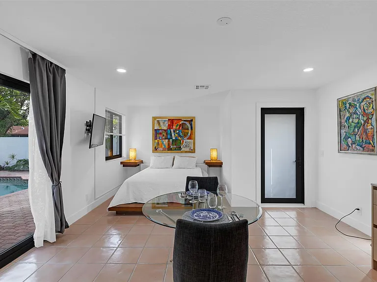 307 N Highland Dr — Photo 15