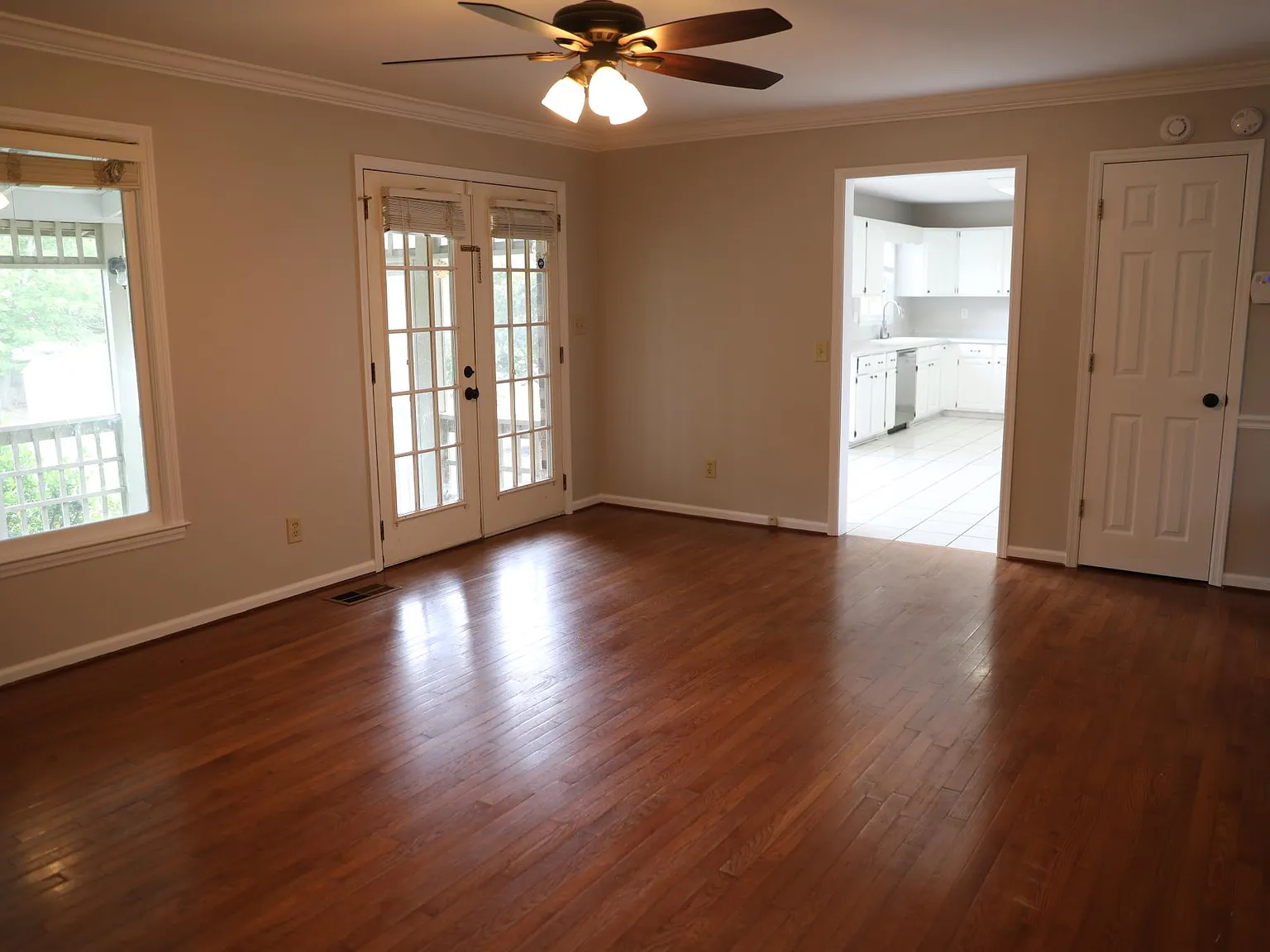 4 bed, 2.5 bath, 2270 sqft, $2,400 — Photo 2