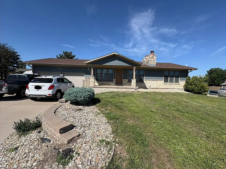 4676 N Dwight Dr — Photo 1