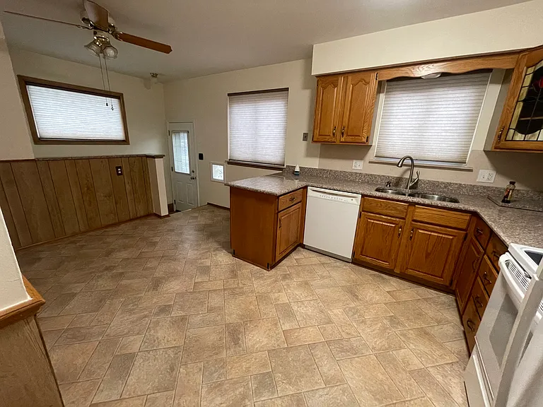 6585 Fenton St — Photo 4