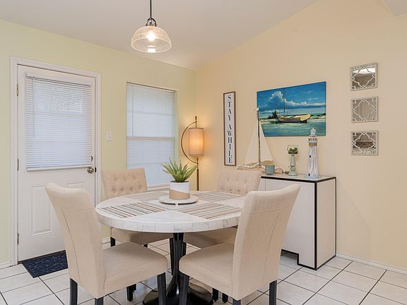 4th image of 903 Lexington Cir #1