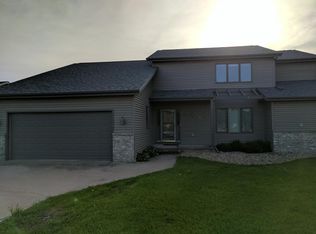 1008 Mill Pond Ln, Neenah, WI 54956
