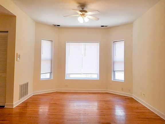 4th image of 859 W Cornelia Ave APT 2S