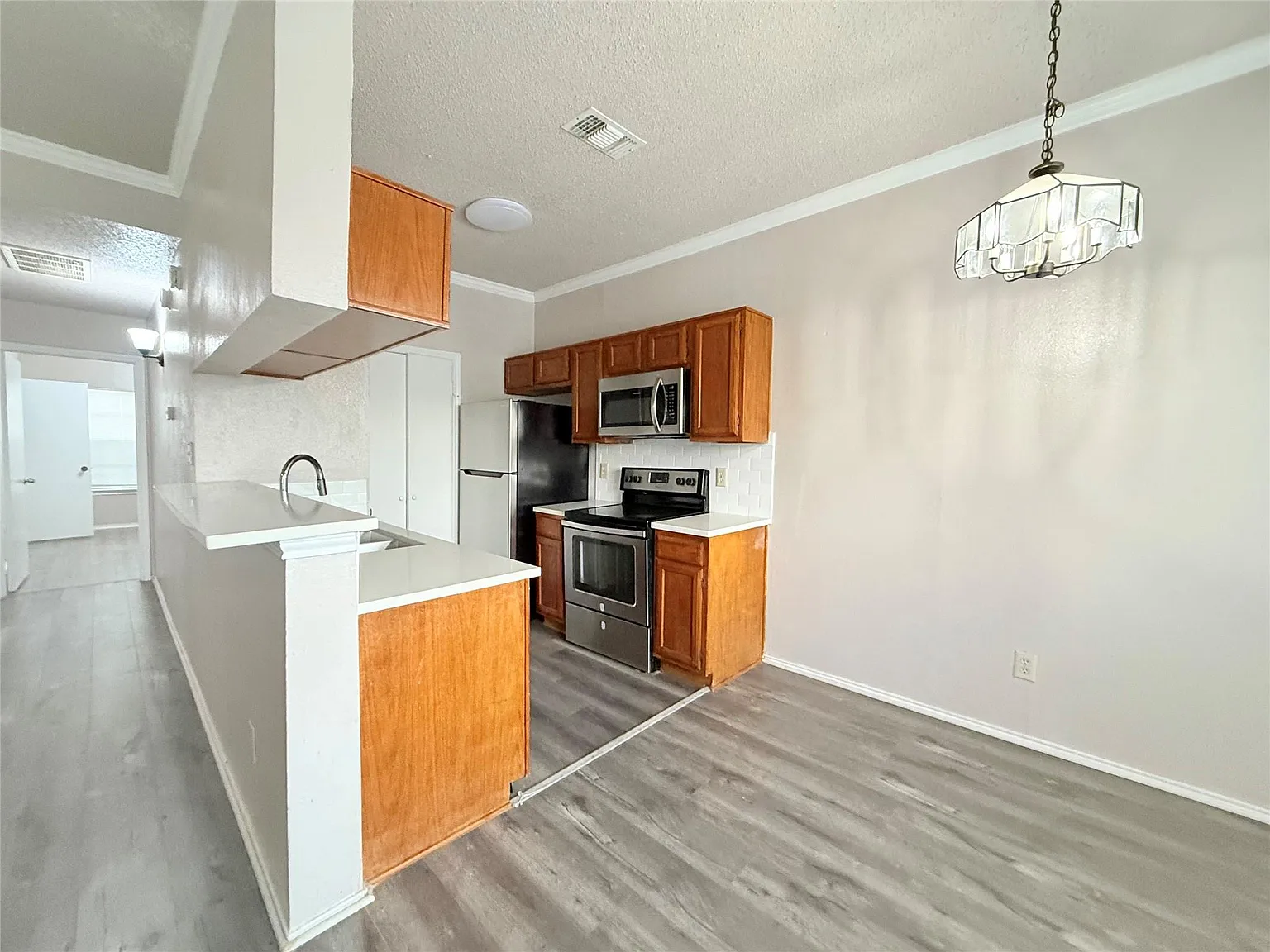 2 bed, 907 sqft, $1,500 — Photo 2