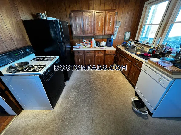 3 Capen St Floor 3, Medford, MA 02155