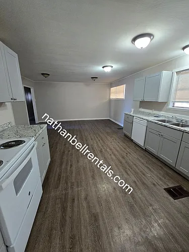 1295 E Houston St Photo 1