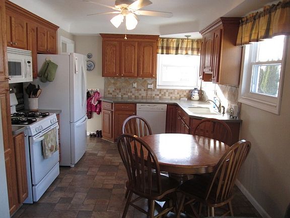 4th image of 17639 Leslie Ave