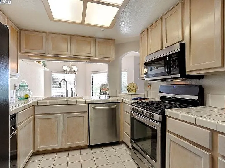Kitchen pic 1 with gas stove
