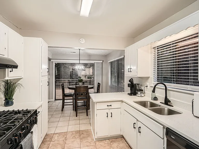 1040 Terramont Dr — Photo 13