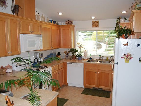 5th image of 102 NW 12th Ct