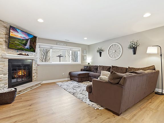 5th image of 16538 Parliament Ave
