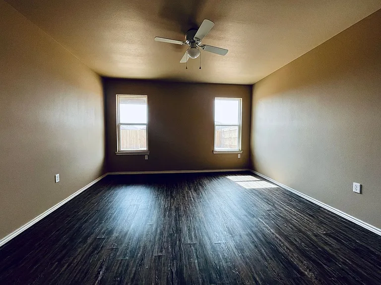 2502 N Avenue P — Photo 10