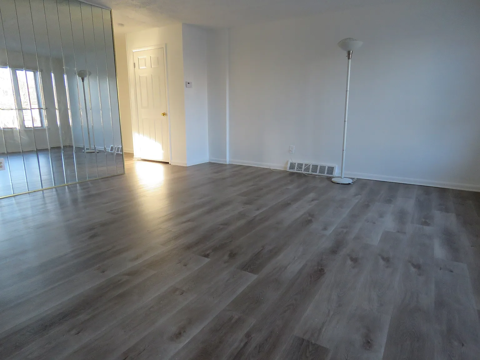 3 bed, 1.5 bath, 1360 sqft, $2,300 — Photo 2