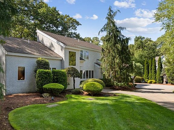 3rd image of 31 Wildewood Dr