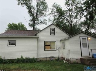 513 SE 3rd St, Madison, SD 57042