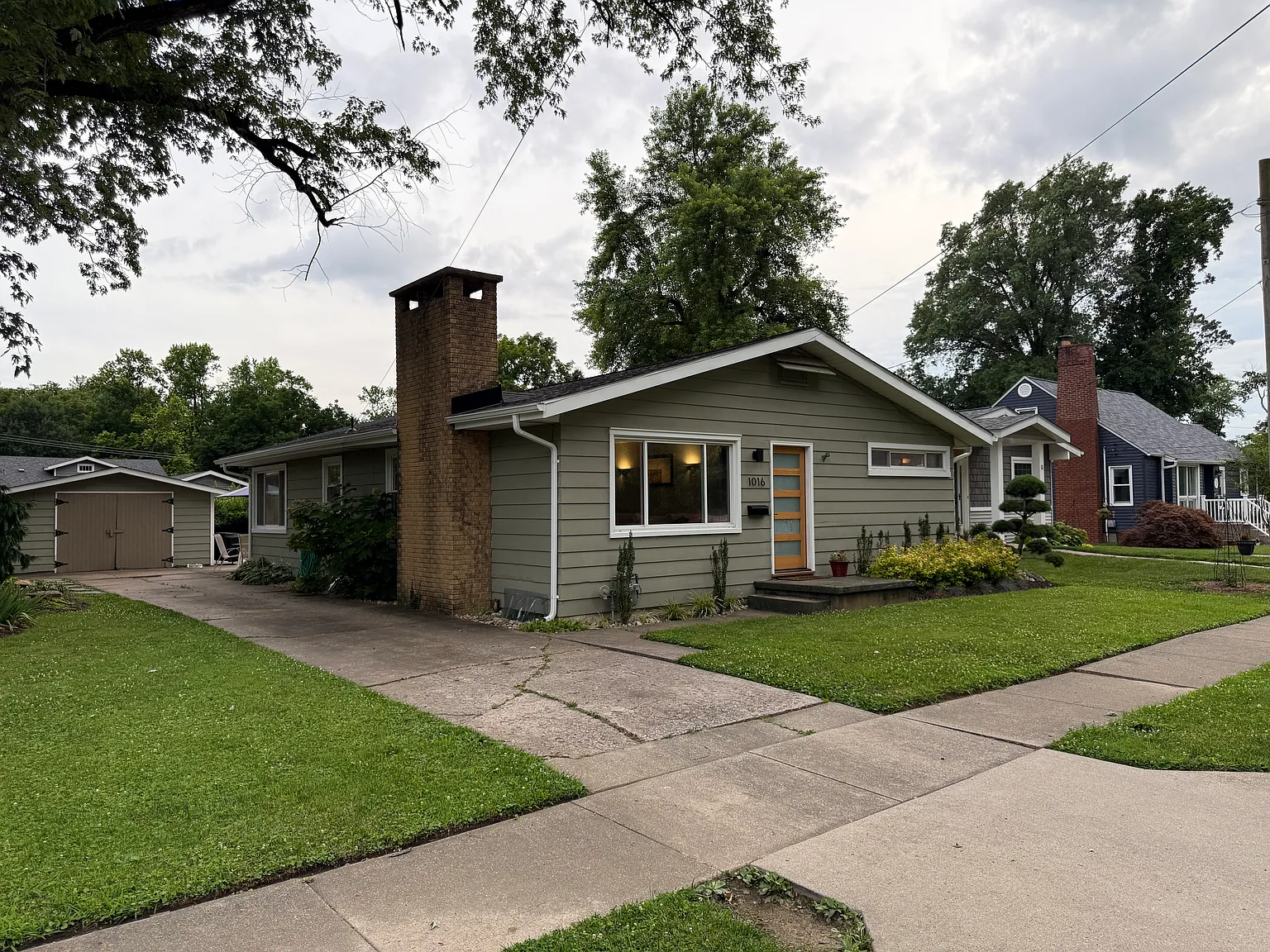 1016 W High St photo 1