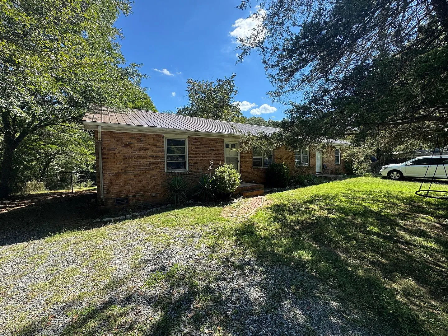 110 Leslie Drive — Photo 3