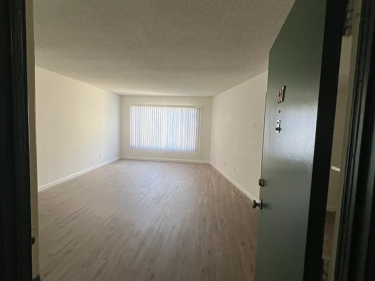 Lennox Lanai Apartments — Photo 37